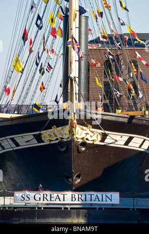 Der Bug der SS Great Britain im Trockendock im schwimmenden Hafen von Bristol Stockfoto