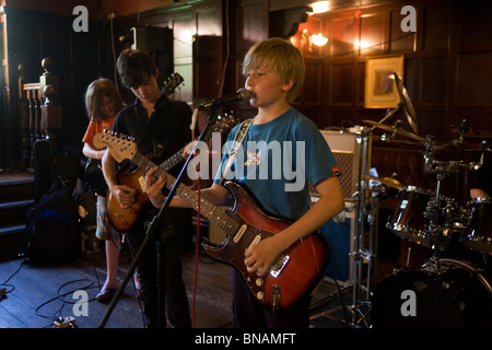 Schüler führen Rock'n'Roll Song gemeinsam als Band in einer Londoner Pub nach Süden. Stockfoto