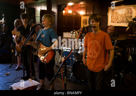 Schüler führen Rock'n'Roll Song gemeinsam als Band in einer Londoner Pub nach Süden. Stockfoto