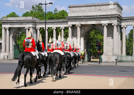 Hyde Park Corner Bildschirm Rückansicht Life Guards Household Kavallerry Mounted Regiment Soldaten rot mit Kürass nach Wachwechsel London England UK Stockfoto