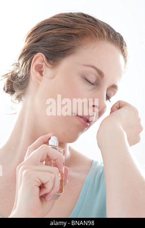 Frau sprühen Parfüm Stockfoto