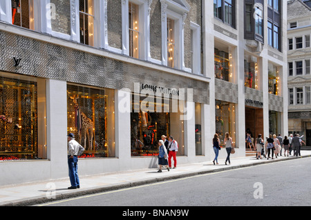 Louis Vuitton Französischer Luxusmodeladen vorne und dekorierte Fenster zeigen sonnigen Sommertag in New Bond Street Mayfair West End London England Stockfoto