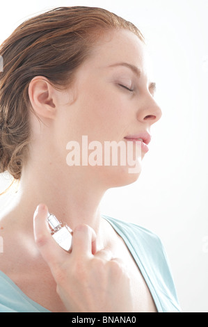 Frau sprühen Parfüm Stockfoto