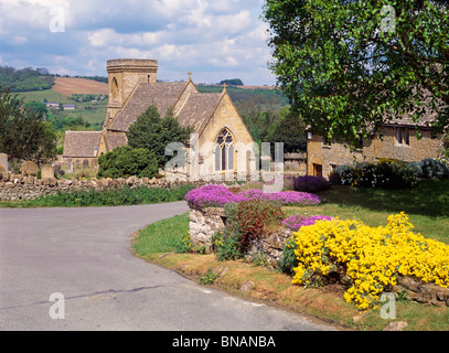 Snowshill Cotswolds Village Church of St. Barnabas Spring Rockery pflanzt Blumen an der Vorderwand des englischen Landhausgartens in Gloucestershire England Großbritannien Stockfoto