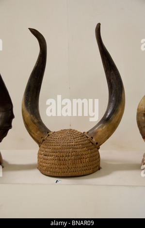 Afrika, Ghana, Accra. Nationalmuseum, eines der schönsten Museen in Afrika südlich der Sahara. Traditionelle zeremonielle Hut Stockfoto