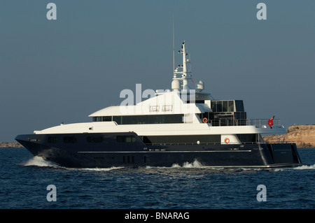 Motor Yacht Avangard II mit Geschwindigkeit im Mittelmeer nahe der Insel Formentera, Balearen, Spanien Stockfoto