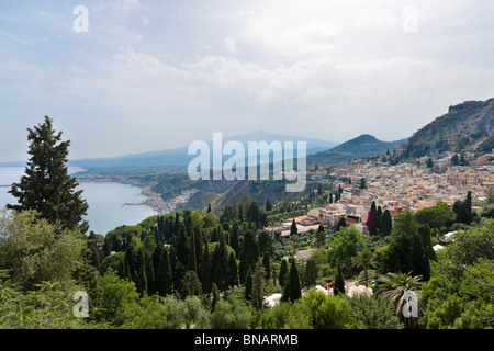 Blick über Taormina vom griechischen Theater (Teatro Greco), Taormina, Sizilien, Italien Stockfoto