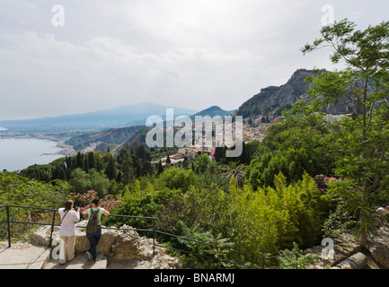 Blick über Taormina vom griechischen Theater (Teatro Greco) mit Ätna in der Ferne, Taormina, Sizilien, Italien Stockfoto