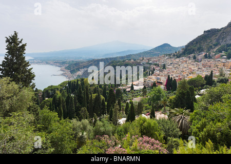 Blick über Taormina vom griechischen Theater (Teatro Greco) mit Ätna in der Ferne, Taormina, Sizilien, Italien Stockfoto