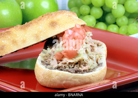 Frische gesunde mediterrane Thunfisch Artischocken und Oliven Sandwich mit viel frischem Bio-Obst Stockfoto