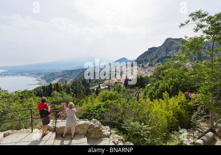 Blick über Taormina vom griechischen Theater (Teatro Greco) mit Ätna in der Ferne, Taormina, Sizilien, Italien Stockfoto