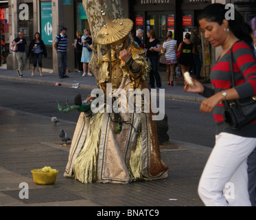 Die lebende Statue Fancy Dress STREET ARTIST GEKLEIDET ALS MANDERIN AUF LAS RAMBLAS BARCELONA SPANIEN Stockfoto