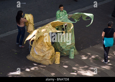 Zwei Fancy Dress Fairy menschlichen Statuen Künstler auf der Straße FERTIG, auf LAS RAMBLAS BARCELONA SPANIEN Stockfoto