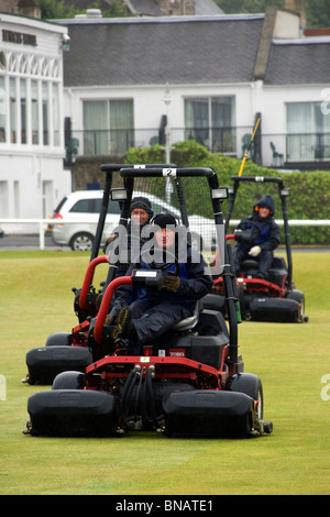 Greenkeeper mit großen Rasenmäher in Aktion, die Vorbereitung der Grüns für die British Open Golf Championship 2010 in St. Andrews Stockfoto