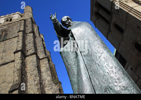 Chichester Cathedral und St. Richard Statue West Sussex England Stockfoto