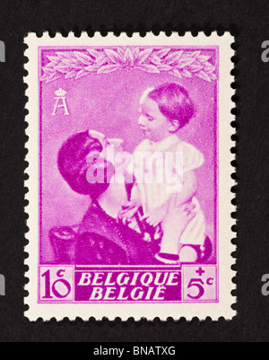 Briefmarke aus Belgien Darstellung Königin Astrid und Prinz Baudouin, um Spenden für die gemeinnützige Werke zu sammeln. Stockfoto