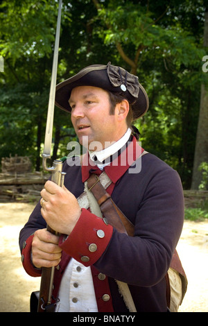 Kostümierter Dolmetscher beschreibt das Leben eines Soldaten der Kontinentalarmee bei Yorktown Sieg Center, ein lebendiges Geschichtsmuseum in Yorktown, Virginia, USA. Stockfoto