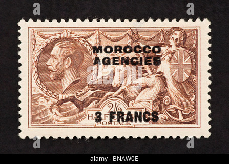 Briefmarke aus dem Vereinigten Königreich, König George V, Britannia darstellt und für den Einsatz in Marokko überdruckt. Stockfoto