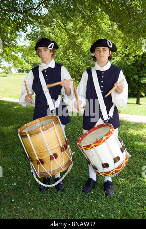 Zwei junge Schlagzeuger in historischen Uniformen erinnern daran amerikanischer revolutionärer Krieg Tage in den 1780er Jahren bei Yorktown Battlefield in Yorktown, Virginia, USA. Stockfoto