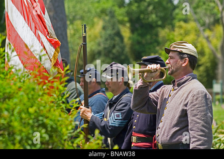 Eine militärische Bugler ertönt der Ruf während Civil War Reenactment bei Yorktown Battlefield in Colonial National Historical Park in Yorktown, Virginia. Stockfoto
