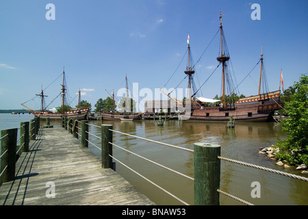 Nachbauten von Segelschiffen, die im Jahre 1607 die erste dauerhafte englische Kolonie in Amerika angekommen können besichtigt werden, bei Jamestown Regelung, Virginia, USA. Stockfoto