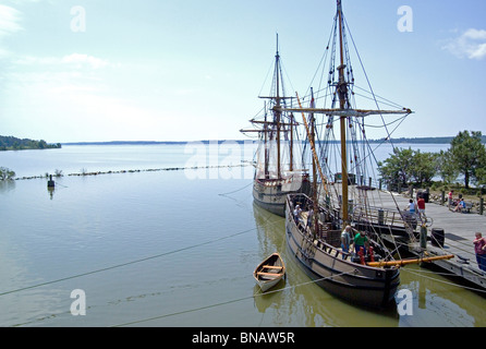 Nachbauten von Segelschiffen, die im Jahre 1607 die erste dauerhafte englische Kolonie in Amerika angekommen können besichtigt werden, bei Jamestown Regelung, Virginia, USA. Stockfoto