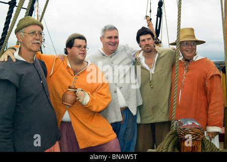 Dolmetscher als 17. Jahrhundert Seeleute verkleidet begrüßen Besucher auf Nachbauten der historischen englischen Segelschiffe bei der Siedlung Jamestown in Virginia, USA. Stockfoto