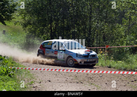 Sportauto bei Rallye "Latgale 2010" in der Nähe von Ozolaine. Editorial-Bildern. Stockfoto