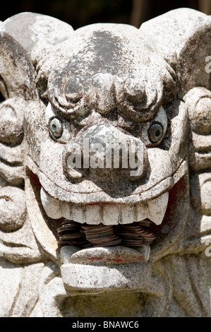 Shinto Schrein Wachhund Löwe Skulptur Schutz des Schrein Eingangs Granite Falls Washington State, USA Stockfoto