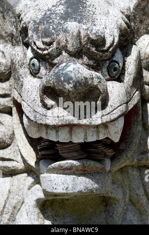 Shinto Schrein Wachhund Löwe Skulptur Schutz des Schrein Eingangs Granite Falls Washington State, USA Stockfoto