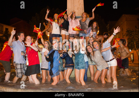 Spanische Fans feiern Spaniens Sieg über Deutschland im FIFI World Cup-Halbfinale. Passeig del Borne, Palma, Mallorca, Spanien. Stockfoto