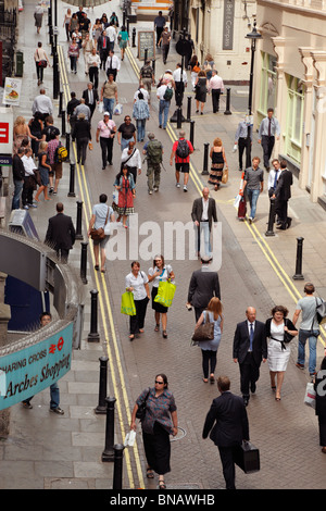 Menschen zu Fuß entlang Villiers Street, London. Stockfoto