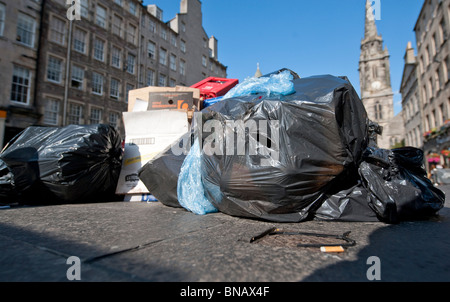 Bin voll von Müll und Abfall auf dem Bürgersteig Stockfoto