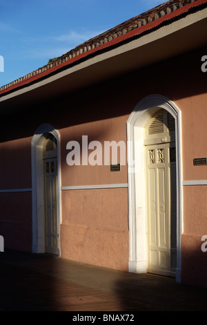 Farbenfrohe Gebäude in einer Straße von Granada in Nicaragua Stockfoto