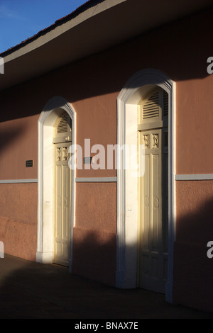 Farbenfrohe Gebäude in einer Straße von Granada in Nicaragua Stockfoto