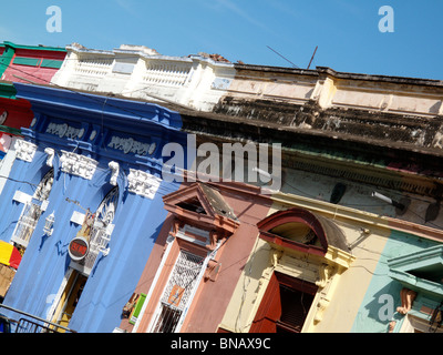 Farbenfrohe Gebäude in einer Straße von Granada in Nicaragua Stockfoto