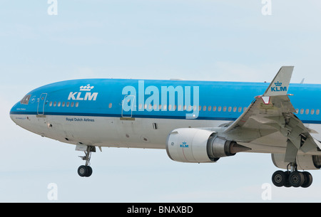 KLM Royal Dutch Airlines McDonnell Douglas MD-11 Werbung Düsenverkehrsflugzeug im Endanflug zur Landung am Flughafen von Vancouver. Stockfoto