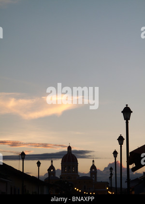 Die Kathedrale von Granada in Nicaragua Silhouette gegen den Himmel bei Sonnenuntergang Stockfoto