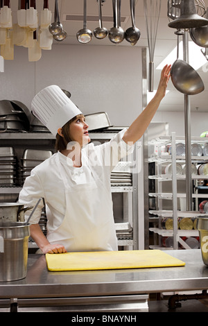 Köchin arbeiten in Großküchen Stockfoto