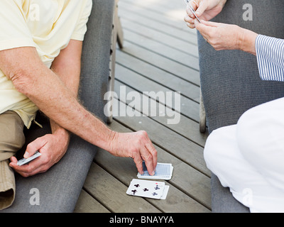 Menschen Spielkarten im freien Stockfoto