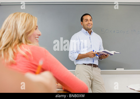 High School Lehrer durch weiße Tafel Stockfoto