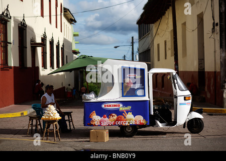 Ein Eiswagen im Parque Central in León in Nicaragua Stockfoto