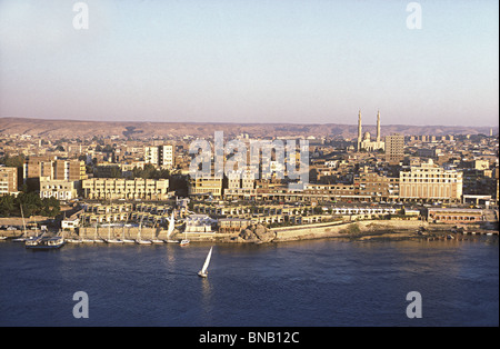 Aswan von der Spitze des Hotel Assuan Oberoi auf Elephantine Island, Assuan Ägypten gesehen. Stockfoto