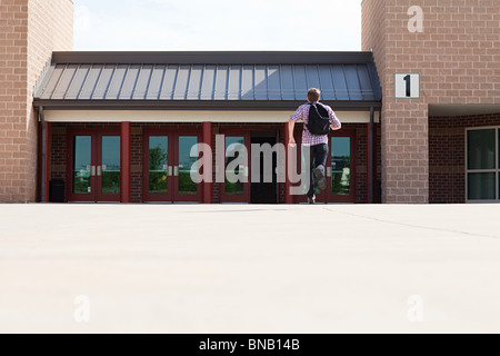 Männlichen High-School-Schüler laufen in Richtung Schule Stockfoto