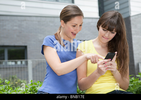 Freunde mit smartphone Stockfoto