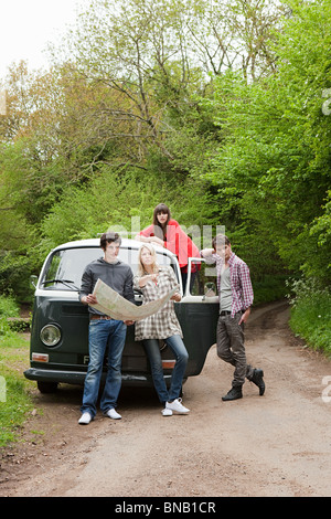 Freunde von Wohnmobil mit Karte Stockfoto