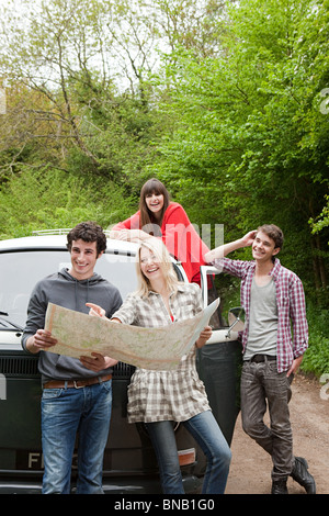 Freunde von Wohnmobil mit Karte Stockfoto