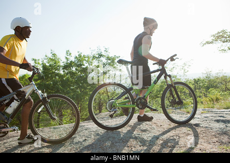 Zwei Radfahrer schieben Räder Stockfoto