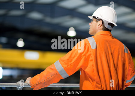 Ingenieur in der Fabrik Stockfoto