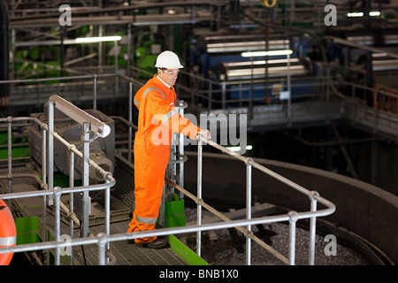 Ingenieur in der Fabrik Stockfoto